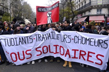 5 Aralık 2019 'da Paris, Fransa' da emeklilik reformlarına karşı düzenlenen bir gösteri sırasında insanlar yürüdü..