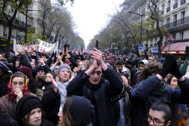 5 Aralık 2019 'da Paris, Fransa' da emeklilik reformlarına karşı düzenlenen bir gösteri sırasında insanlar yürüdü..
