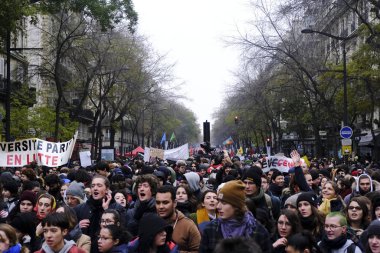 5 Aralık 2019 'da Paris, Fransa' da emeklilik reformlarına karşı düzenlenen bir gösteri sırasında insanlar yürüdü..