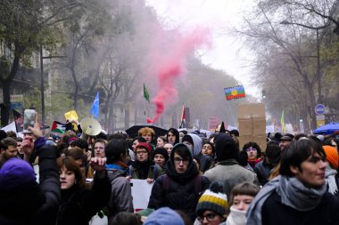 5 Aralık 2019 'da Paris, Fransa' da emeklilik reformlarına karşı düzenlenen bir gösteri sırasında insanlar yürüdü..