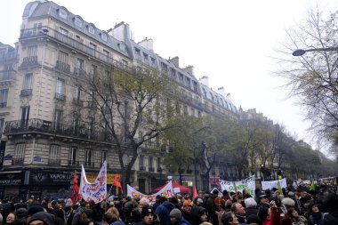 5 Aralık 2019 'da Paris, Fransa' da emeklilik reformlarına karşı düzenlenen bir gösteri sırasında insanlar yürüdü..