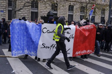 5 Aralık 2019 'da Paris, Fransa' da emeklilik reformlarına karşı düzenlenen bir gösteri sırasında insanlar yürüdü..