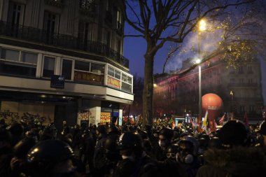 5 Aralık 2019 'da Paris, Fransa' da emeklilik reformlarına karşı düzenlenen bir gösteri sırasında insanlar yürüdü..