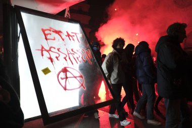5 Aralık 2019 'da Paris, Fransa' da emeklilik reformlarına karşı düzenlenen bir gösteri sırasında insanlar yürüdü..