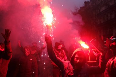 Fransız Genel İşçi Sendikası Konfederasyonu protestocuları, 5 Aralık 2019 'da Paris, Fransa' da emeklilik reformlarına karşı düzenlenen bir gösteri sırasında alevlendiler..