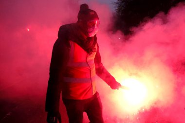 Fransız Genel İşçi Sendikası Konfederasyonu protestocuları, 5 Aralık 2019 'da Paris, Fransa' da emeklilik reformlarına karşı düzenlenen bir gösteri sırasında alevlendiler..