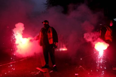 Fransız Genel İşçi Sendikası Konfederasyonu protestocuları, 5 Aralık 2019 'da Paris, Fransa' da emeklilik reformlarına karşı düzenlenen bir gösteri sırasında alevlendiler..