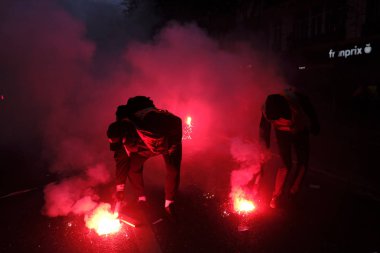 Fransız Genel İşçi Sendikası Konfederasyonu protestocuları, 5 Aralık 2019 'da Paris, Fransa' da emeklilik reformlarına karşı düzenlenen bir gösteri sırasında alevlendiler..