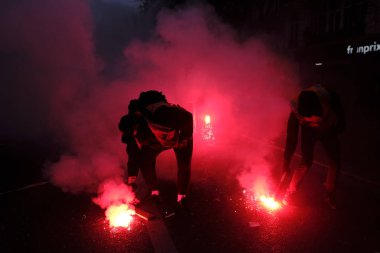 Fransız Genel İşçi Sendikası Konfederasyonu protestocuları, 5 Aralık 2019 'da Paris, Fransa' da emeklilik reformlarına karşı düzenlenen bir gösteri sırasında alevlendiler..