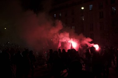 Fransız Genel İşçi Sendikası Konfederasyonu protestocuları, 5 Aralık 2019 'da Paris, Fransa' da emeklilik reformlarına karşı düzenlenen bir gösteri sırasında alevlendiler..