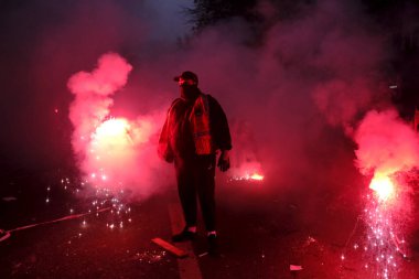 Fransız Genel İşçi Sendikası Konfederasyonu protestocuları, 5 Aralık 2019 'da Paris, Fransa' da emeklilik reformlarına karşı düzenlenen bir gösteri sırasında alevlendiler..