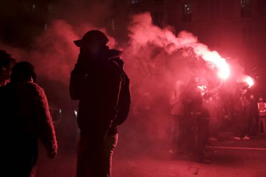 Fransız Genel İşçi Sendikası Konfederasyonu protestocuları, 5 Aralık 2019 'da Paris, Fransa' da emeklilik reformlarına karşı düzenlenen bir gösteri sırasında alevlendiler..