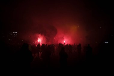 Fransız Genel İşçi Sendikası Konfederasyonu protestocuları, 5 Aralık 2019 'da Paris, Fransa' da emeklilik reformlarına karşı düzenlenen bir gösteri sırasında alevlendiler..