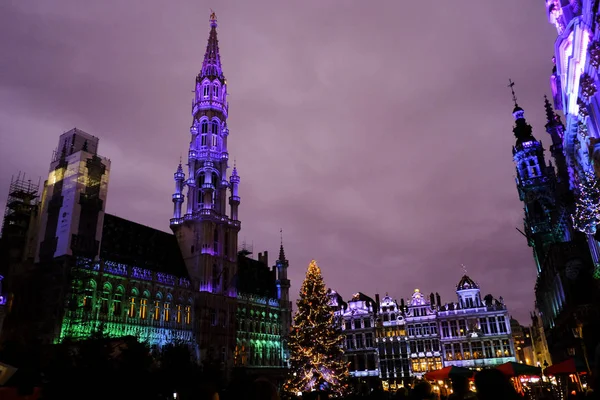 Světelná Show Grand Place Obrovský Vánoční Stromek Davem Lidí Kteří — Stock fotografie