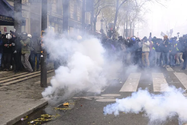 Protesters Clash French Riot Police Demonstration Pension Reforms Paris France — ストック写真