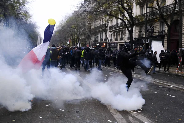 Protestujący Zderzają Się Francuską Policją Podczas Demonstracji Przeciwko Reformom Emerytalnym — Zdjęcie stockowe