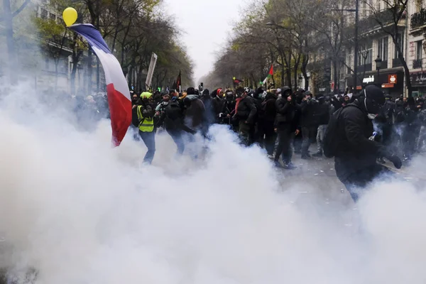 Protesters Clash French Riot Police Demonstration Pension Reforms Paris France — ストック写真