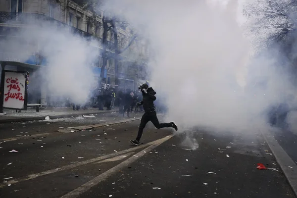 Manifestantes Enfrentan Policía Antidisturbios Francesa Durante Una Manifestación Contra Las — Foto de Stock