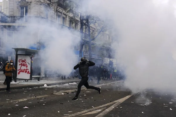 Протестующие Столкнулись Французской Полицией Время Демонстрации Против Пенсионных Реформ Париже — стоковое фото