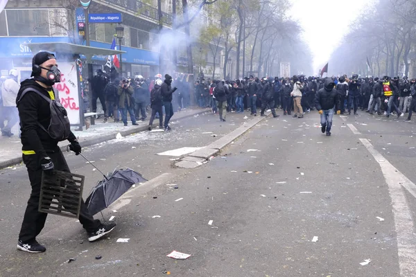 Protesters Clash French Riot Police Demonstration Pension Reforms Paris France — ストック写真