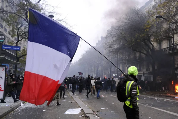 Protestujący Zderzają Się Francuską Policją Podczas Demonstracji Przeciwko Reformom Emerytalnym — Zdjęcie stockowe
