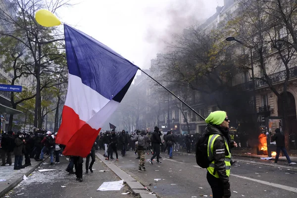 Protestujący Zderzają Się Francuską Policją Podczas Demonstracji Przeciwko Reformom Emerytalnym — Zdjęcie stockowe