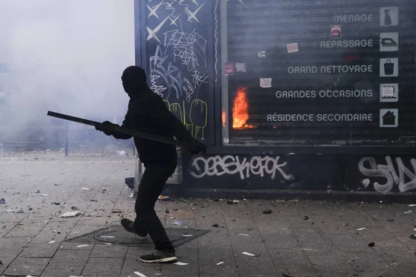 Protestující Střetávají Francouzskou Policií Během Demonstrace Proti Penzijním Reformám Paříži — Stock fotografie