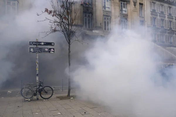 Протестувальники Стикаються Французькою Поліцією Під Час Демонстрації Проти Пенсійних Реформ — стокове фото