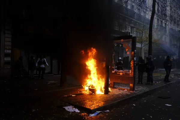 Manifestantes Enfrentan Policía Antidisturbios Francesa Durante Una Manifestación Contra Las —  Fotos de Stock