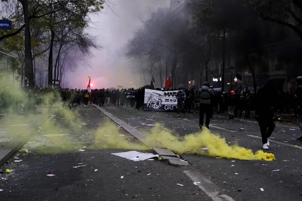 Протестувальники Стикаються Французькою Поліцією Під Час Демонстрації Проти Пенсійних Реформ — стокове фото