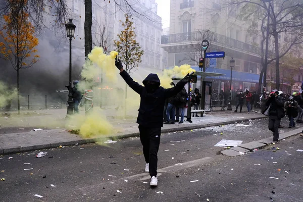 Protestující Střetávají Francouzskou Policií Během Demonstrace Proti Penzijním Reformám Paříži — Stock fotografie