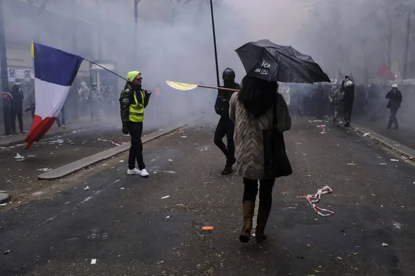 Protestující Střetávají Francouzskou Policií Během Demonstrace Proti Penzijním Reformám Paříži — Stock fotografie