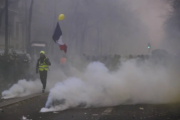 Manifestanti Scontrano Con Polizia Antisommossa Francese Durante Una Manifestazione Contro — Foto Stock