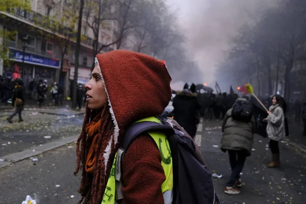 Protestujący Zderzają Się Francuską Policją Podczas Demonstracji Przeciwko Reformom Emerytalnym — Zdjęcie stockowe