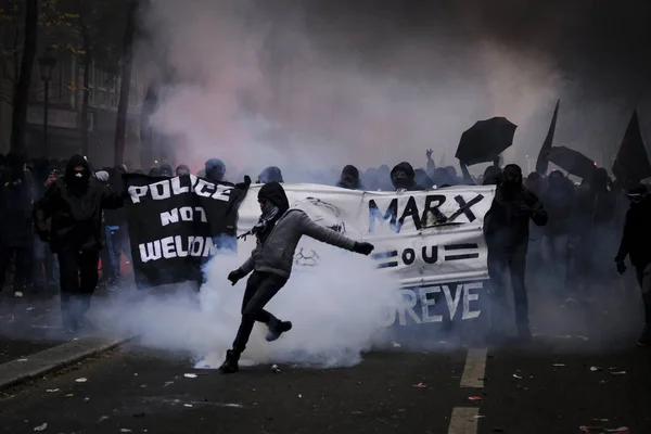 Protestující Střetávají Francouzskou Policií Během Demonstrace Proti Penzijním Reformám Paříži — Stock fotografie