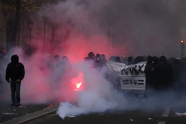 Протестующие Столкнулись Французской Полицией Время Демонстрации Против Пенсионных Реформ Париже — стоковое фото