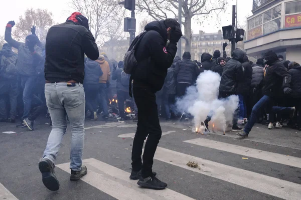 Protestujący Zderzają Się Francuską Policją Podczas Demonstracji Przeciwko Reformom Emerytalnym — Zdjęcie stockowe