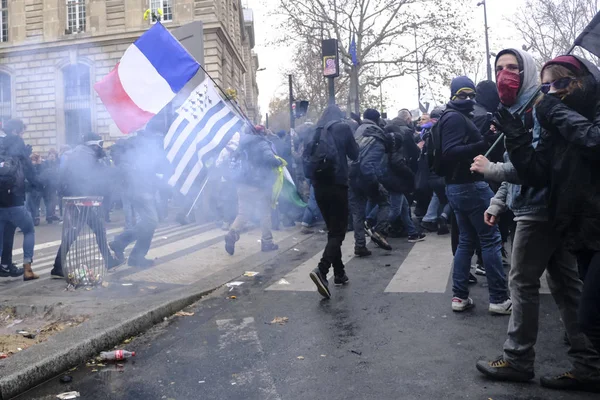 Manifestantes Enfrentan Policía Antidisturbios Francesa Durante Una Manifestación Contra Las —  Fotos de Stock