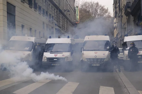 Протестующие Столкнулись Французской Полицией Время Демонстрации Против Пенсионных Реформ Париже — стоковое фото