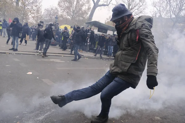 Protesters Clash French Riot Police Demonstration Pension Reforms Paris France — ストック写真