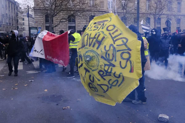 Tüntetők Összecsapnak Francia Rohamrendőrséggel Nyugdíjreformok Elleni Tüntetés Során Párizsban Franciaországban — Stock Fotó