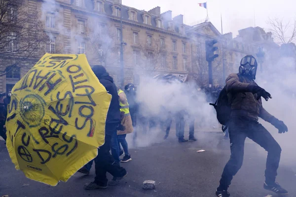 Протестующие Столкнулись Французской Полицией Время Демонстрации Против Пенсионных Реформ Париже — стоковое фото