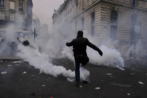 Protestanter Krockar Med Fransk Kravallpolis Demonstration Mot Pensionsreformer Paris Frankrike — Stockfoto