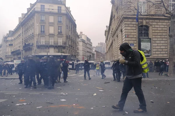 Manifestantes Enfrentan Policía Antidisturbios Francesa Durante Una Manifestación Contra Las —  Fotos de Stock