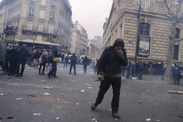 Manifestantes Enfrentan Policía Antidisturbios Francesa Durante Una Manifestación Contra Las —  Fotos de Stock