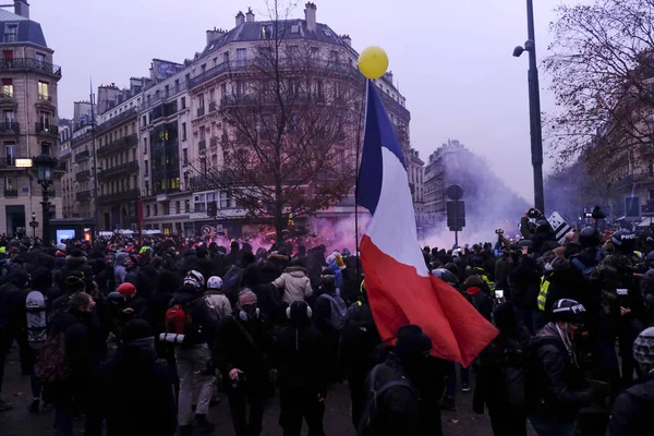 Manifestantes Enfrentan Policía Antidisturbios Francesa Durante Una Manifestación Contra Las — Foto de Stock