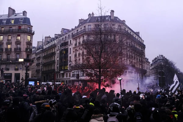 Protestující Střetávají Francouzskou Policií Během Demonstrace Proti Penzijním Reformám Paříži — Stock fotografie