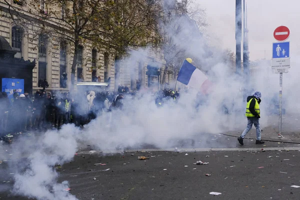 Protesters Clash French Riot Police Demonstration Pension Reforms Paris France — ストック写真