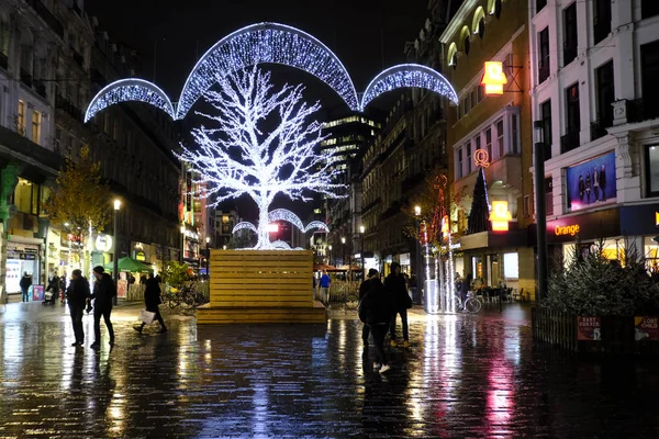 2 Aralık 2019 'da Brüksel, Belçika' da Noel Pazarı 'nda kalabalık yürüyüşü. 