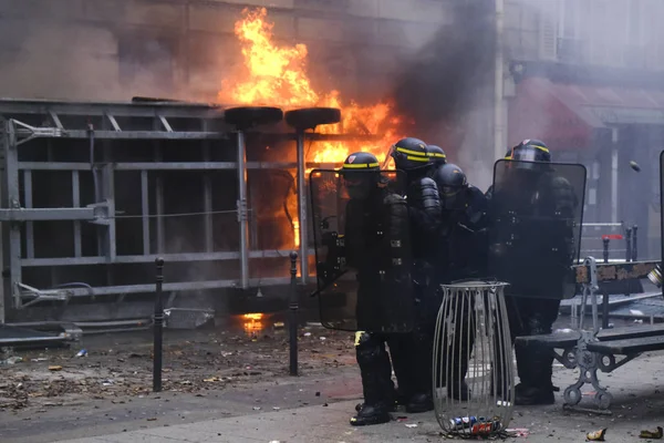 フランスの暴動警察は フランス 12月2019の年金改革に対するデモ中に抗議者と衝突する — ストック写真